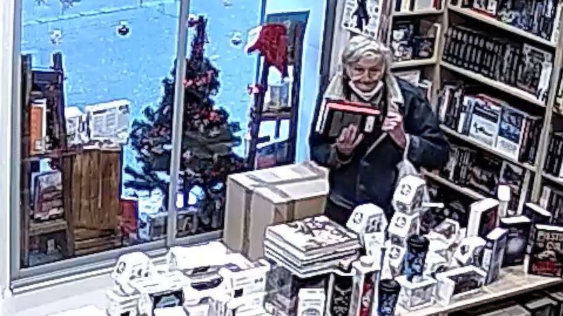 Sečtělý zloděj. Muž v Praze ukradl v obchodě knihy za desítky tisíc